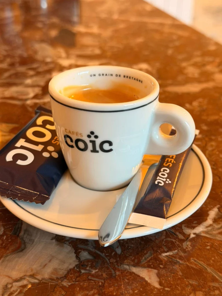 Tasse de café servie au salon de thé Chez Mamie Suz’