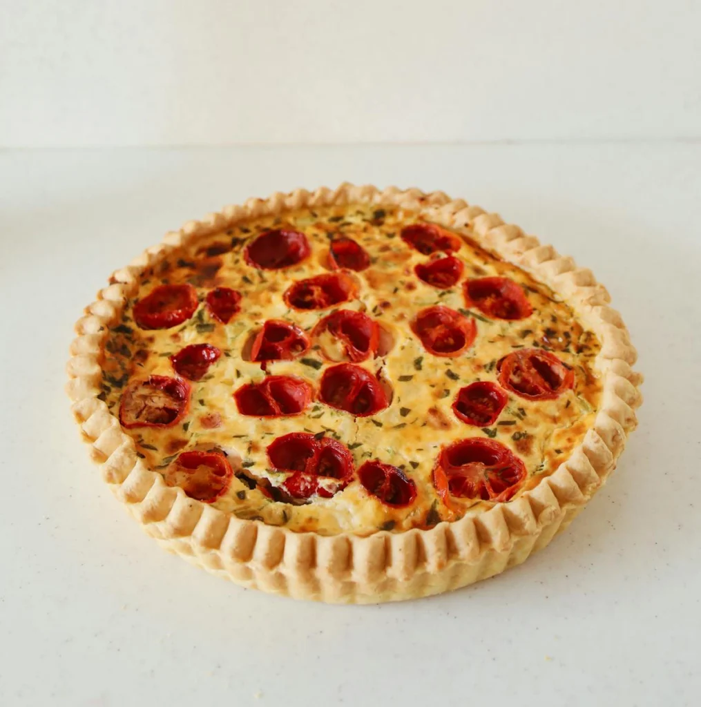 Quiche végétarienne maison aux légumes et herbes, dorée au four – Chez Mamie Suz’
