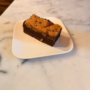 Brookie maison chocolat et cookie servi chez Mamie Suz’
