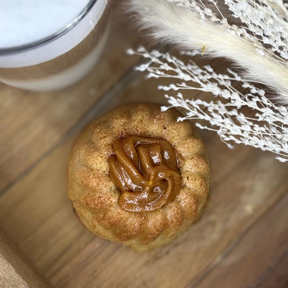 Biscuit CaraPomme garni de caramel au beurre salé, présenté sur un plateau en bois