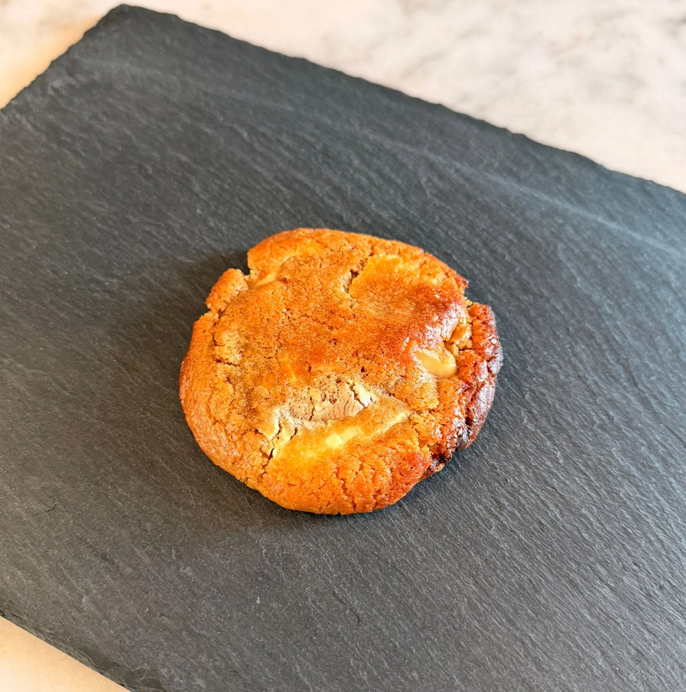 Cookie maison chocolat blanc et noix de macadamia, croustillant et fondant – Chez Mamie Suz’