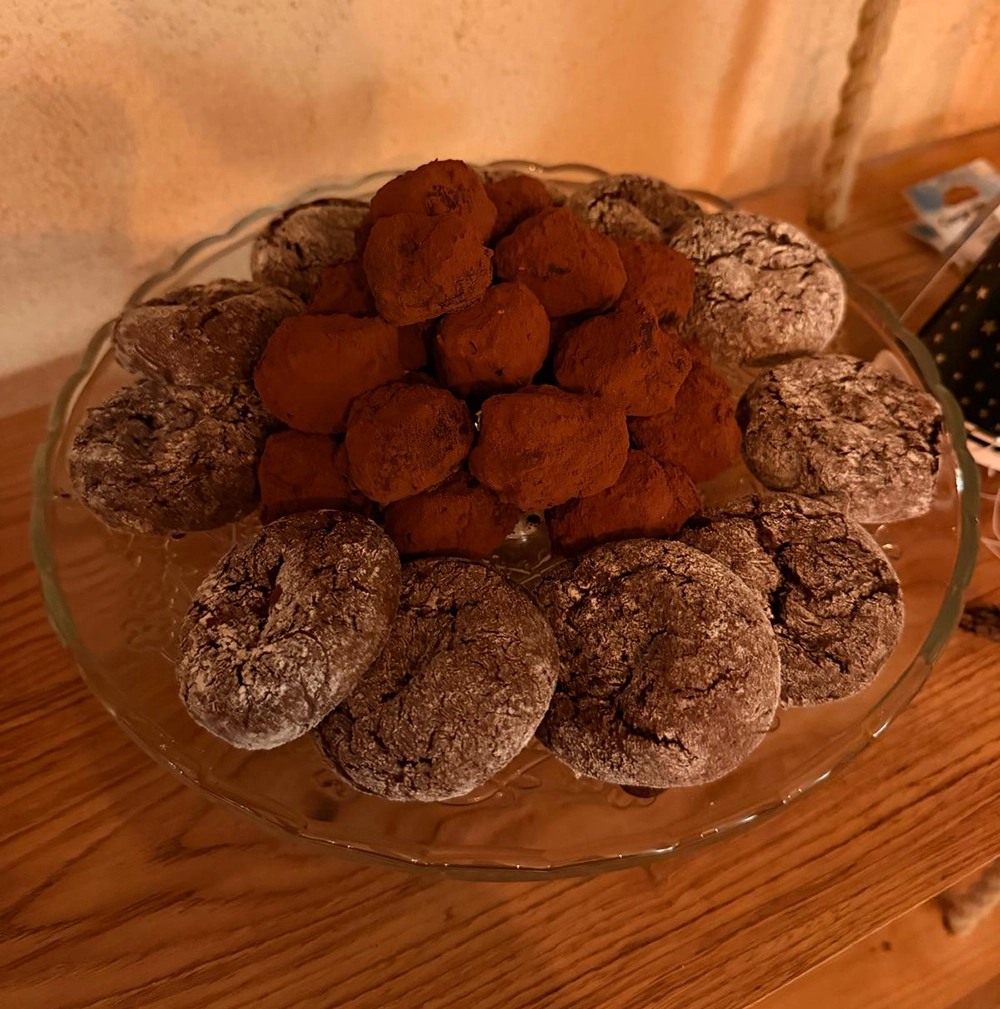 Assortiment de crinkles au chocolat et truffes maison présentés sur un plat chez Chez Mamie Suz’