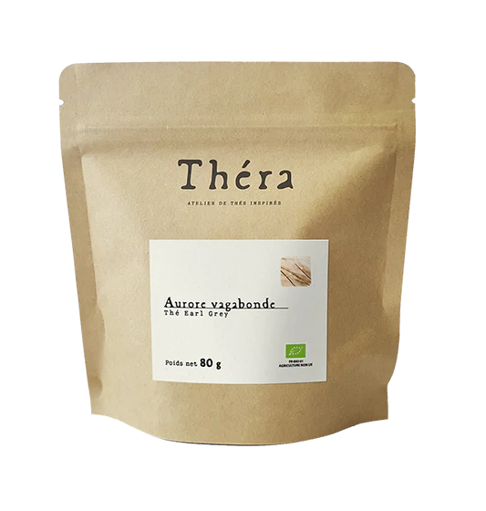 Sachet doypack vertical en papier kraft brun recyclable avec une étiquette carrée blanche et un logo "Théra"