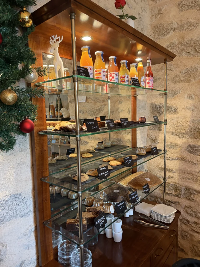 Vitrine de pâtisseries maison et boissons au salon de thé Chez Mamie Suz’