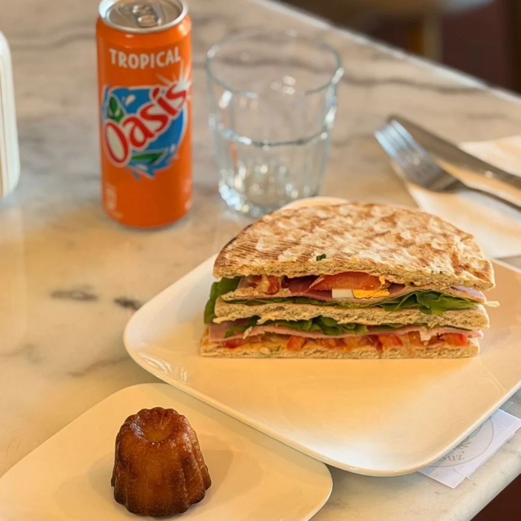Une formule simple et généreuse pour une pause savoureuse à tout moment de la journée. Le Menu Pause Gourmande comprend un sandwich toasté garni d’ingrédients frais, une boisson rafraîchissante et une douceur sucrée pour finir sur une note réconfortante. L’équilibre parfait entre croustillant, fraîcheur et gourmandise… comme à la maison