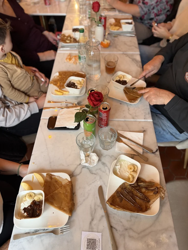 Moment de partage autour d’un brunch à Chez Mamie Suz’