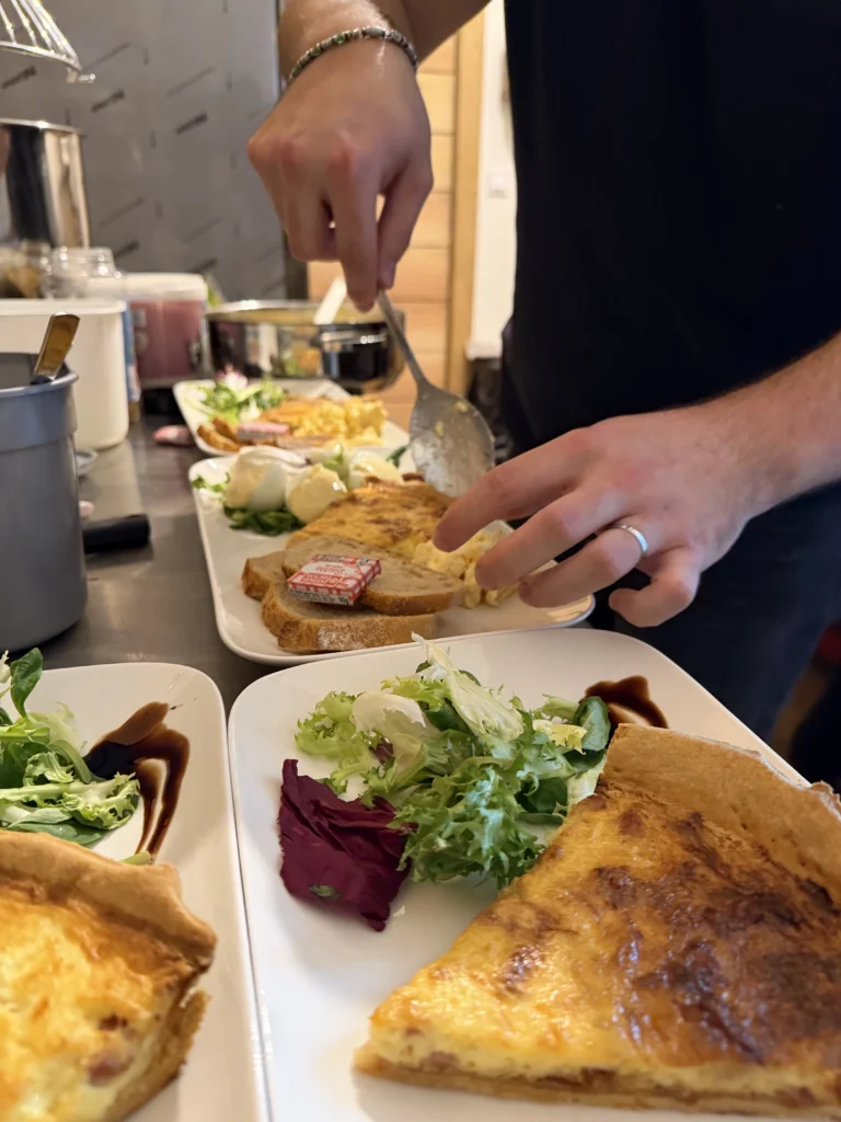 Préparation des assiettes de brunch dans la cuisine de Chez Mamie Suz’