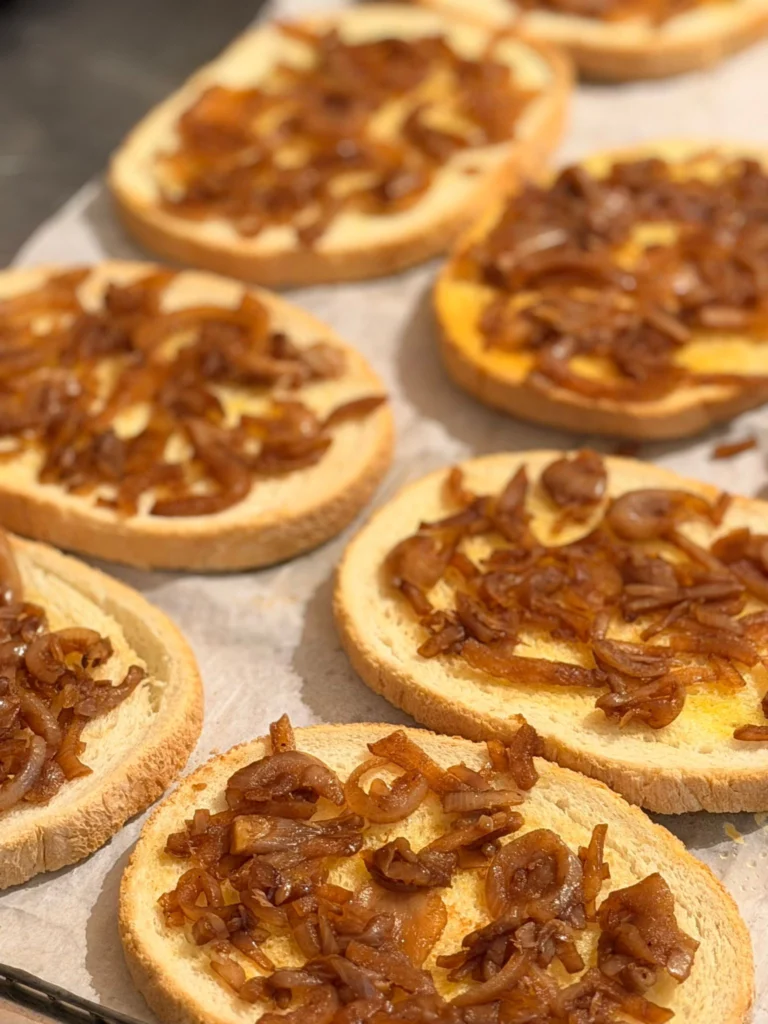 Préparation de tartines salées avec pain et garniture dans la cuisine de Chez Mamie Suz’