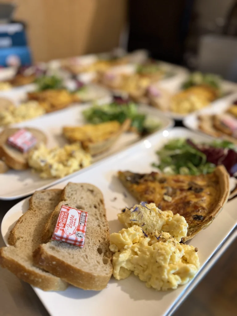 Assiettes de brunch prêtes à être servies chez Chez Mamie Suz’
