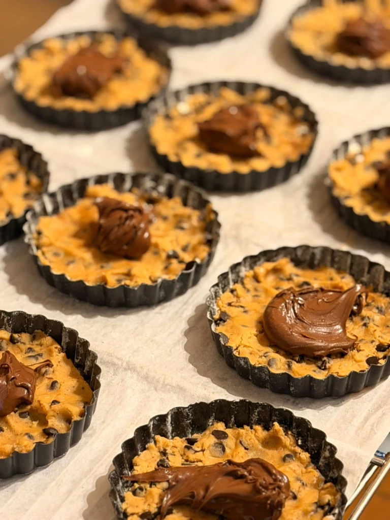 Préparation de desserts maison avec pâte et chocolat dans la cuisine de Chez Mamie Suz’