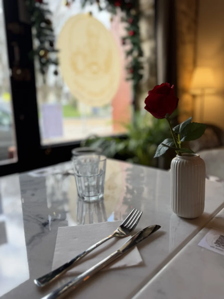 Table du salon de thé Chez Mamie Suz’ avec vaisselle et fleur en décoration